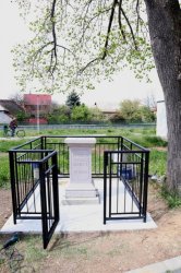 Historický kamenný kríž na Majeroch znova inštalovaný