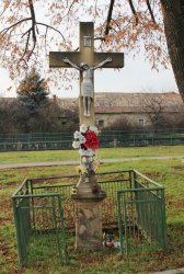 Historický kamenný kríž na Majeroch znova inštalovaný