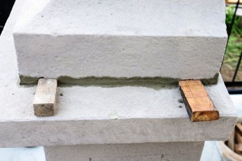 Historický kamenný kríž na Majeroch znova inštalovaný