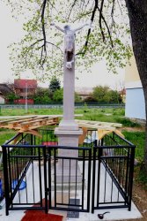 Historický kamenný kríž na Majeroch znova inštalovaný