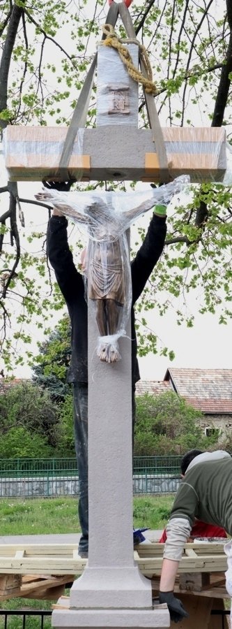 Historický kamenný kríž na Majeroch znova inštalovaný