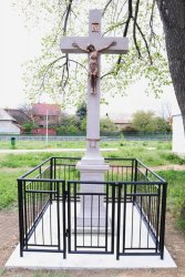 Historický kamenný kríž na Majeroch znova inštalovaný