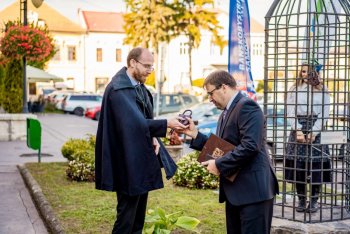 Klietka hanby slávnostne odhalená