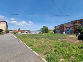 Práce na rekonštrukcii atletických zariadení v areáli základných škôl v Krupine sa začali