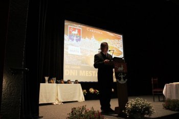 Osobnosti mesta na slávnostnom Mestskom zastupiteľstve v Krupine počas Dní mesta Krupina