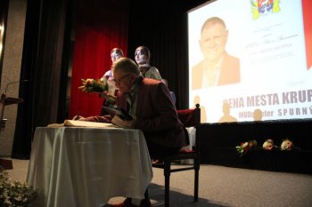Osobnosti mesta na slávnostnom Mestskom zastupiteľstve v Krupine počas Dní mesta Krupina