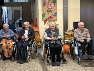Október - Mesiac úcty k starším Október - Mesiac úcty k starším