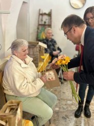 Október - Mesiac úcty k starším Október - Mesiac úcty k starším