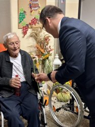 Október - Mesiac úcty k starším Október - Mesiac úcty k starším