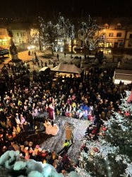 Mikuláš navštívil Krupinu a rozžiaril vianočný stromček na námestí