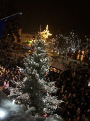 Mikuláš navštívil Krupinu a rozžiaril vianočný stromček na námestí
