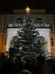 Mikuláš navštívil Krupinu a rozžiaril vianočný stromček na námestí