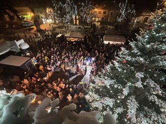 Mikuláš navštívil Krupinu a rozžiaril vianočný stromček na námestí