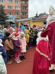 Mikuláš navštívil Krupinu a rozžiaril vianočný stromček na námestí