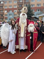 Mikuláš navštívil Krupinu a rozžiaril vianočný stromček na námestí