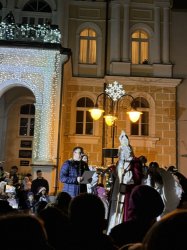 Mikuláš navštívil Krupinu a rozžiaril vianočný stromček na námestí