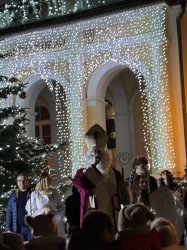 Mikuláš navštívil Krupinu a rozžiaril vianočný stromček na námestí