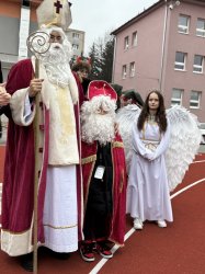 Mikuláš navštívil Krupinu a rozžiaril vianočný stromček na námestí