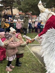 Mikuláš navštívil Krupinu a rozžiaril vianočný stromček na námestí