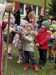 Mikuláš navštívil Krupinu a rozžiaril vianočný stromček na námestí