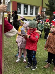 Mikuláš navštívil Krupinu a rozžiaril vianočný stromček na námestí