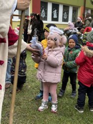 Mikuláš navštívil Krupinu a rozžiaril vianočný stromček na námestí