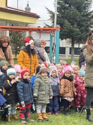 Mikuláš navštívil Krupinu a rozžiaril vianočný stromček na námestí