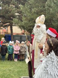 Mikuláš navštívil Krupinu a rozžiaril vianočný stromček na námestí
