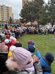 Mikuláš navštívil Krupinu a rozžiaril vianočný stromček na námestí