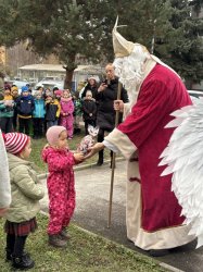 Mikuláš navštívil Krupinu a rozžiaril vianočný stromček na námestí