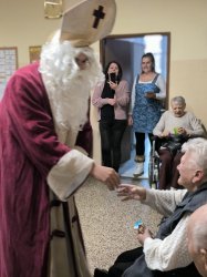 Mikuláš navštívil Krupinu a rozžiaril vianočný stromček na námestí