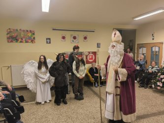 Mikuláš navštívil Krupinu a rozžiaril vianočný stromček na námestí