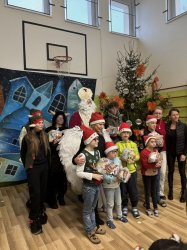 Mikuláš navštívil Krupinu a rozžiaril vianočný stromček na námestí