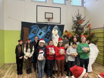 Mikuláš navštívil Krupinu a rozžiaril vianočný stromček na námestí