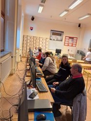 Študenti stredných škôl v Krupine vzdelávajú seniorov