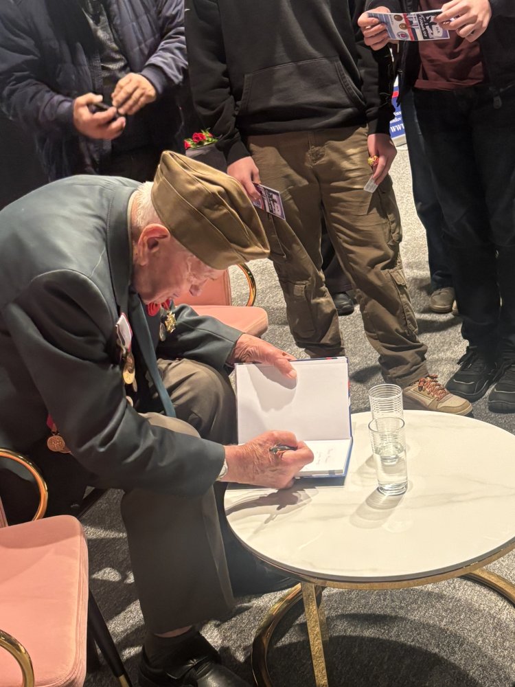 Silné svedectvo histórie: Študenti v Krupine sa stretli s vojnovým veteránom Vladimírom Strmeňom