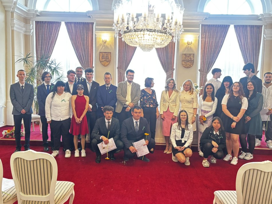 V obradných priestoroch Mesta Krupina si maturanti prevzali maturitné vysvedčenia