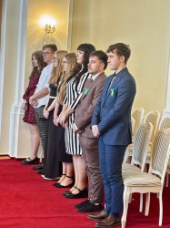 V obradných priestoroch Mesta Krupina si maturanti prevzali maturitné vysvedčenia