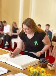 V obradných priestoroch Mesta Krupina si maturanti prevzali maturitné vysvedčenia