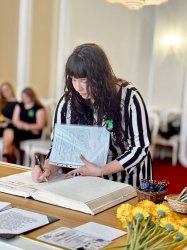 V obradných priestoroch Mesta Krupina si maturanti prevzali maturitné vysvedčenia