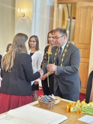 V obradných priestoroch Mesta Krupina si maturanti prevzali maturitné vysvedčenia
