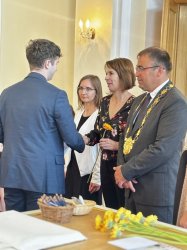 V obradných priestoroch Mesta Krupina si maturanti prevzali maturitné vysvedčenia