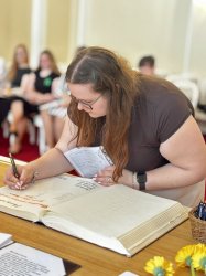 V obradných priestoroch Mesta Krupina si maturanti prevzali maturitné vysvedčenia