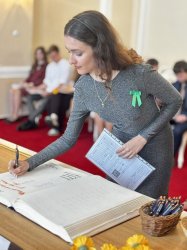 V obradných priestoroch Mesta Krupina si maturanti prevzali maturitné vysvedčenia