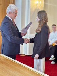 V obradných priestoroch Mesta Krupina si maturanti prevzali maturitné vysvedčenia