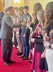 V obradných priestoroch Mesta Krupina si maturanti prevzali maturitné vysvedčenia
