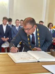 V obradných priestoroch Mesta Krupina si maturanti prevzali maturitné vysvedčenia